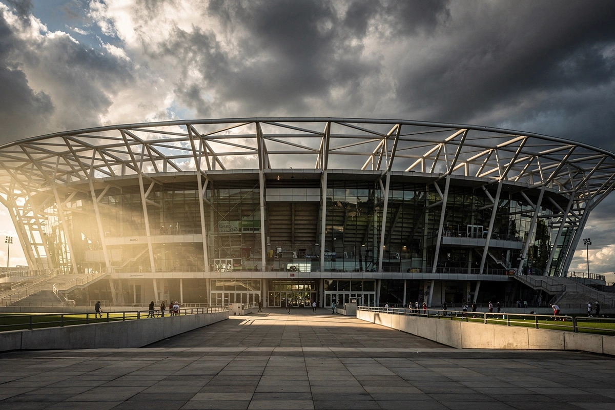 Fußballstadion unter dramatischem Himmel mit aufziehenden Wolken
